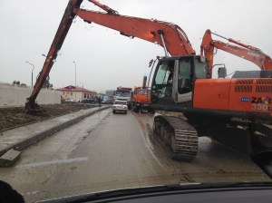 "Man arrangiert sich.", das scheint der Tenor auf Sochis Baustellen zu sein. Anstatt abgesperrter Baustellen, teilen sich an vielen Streckenabschnitten Baumaschinen, PKW und LKW den zur Verfügung stehenden Verkehrsplatz.